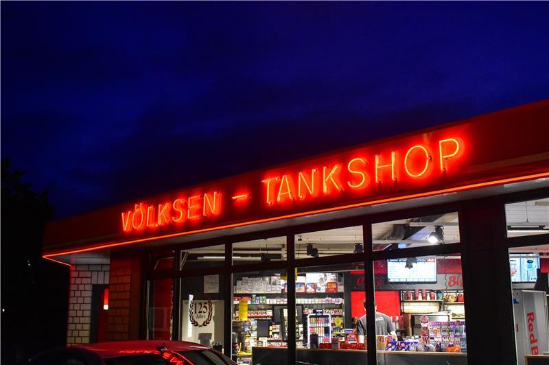 43 Jahre, „Schießereien“ und ein Mercedes: Bernd ist in Hedendorf Kult Völksen Tankshop von außen im Dunkeln und mit rot beleuchteter Schrift am Dach.