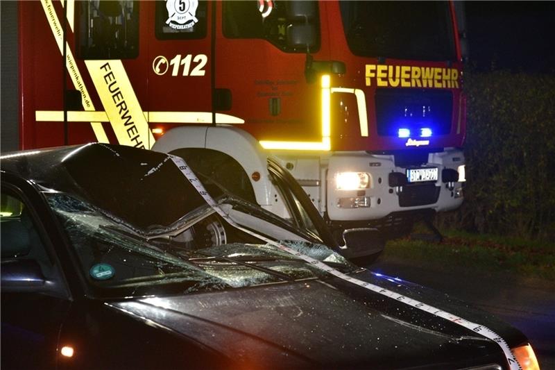 Völlig demoliert: der Audi A3 mit der eingedrückten Windschutzscheibe nach dem Crash. Fotos: Beneke