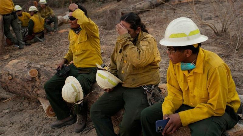 Völlig erschöpft: Helfer im Kampf gegen das  Eaton-Feuer ruhen sich aus