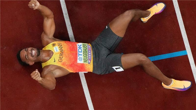 Neugebauer kürt sich zum Weltmeister - Staffel feiert Bronze Völlig fertig im Ziel: Leo Neugebauer.
