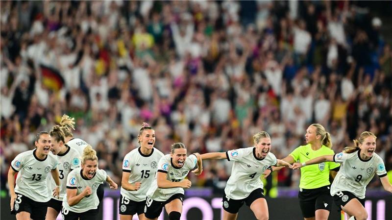 „Krass, unglaublich, mega“: Fußballerinnen feiern Berger Völlig losgelöst: die deutschen Spielerinnen nach dem Halbfinal-Einzug.