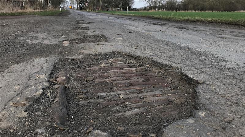 Völlig verschlissen: Die Kreisstraße 9 (Neue Chaussee) in Krummendeich soll in diesem Jahr saniert werden.