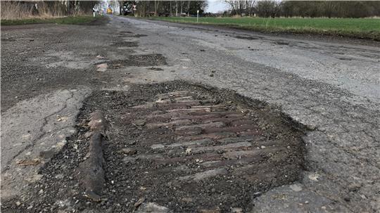 Völlig verschlissen: Die Kreisstraße 9 (Neue Chaussee) in Krummendeich soll in diesem Jahr saniert werden.