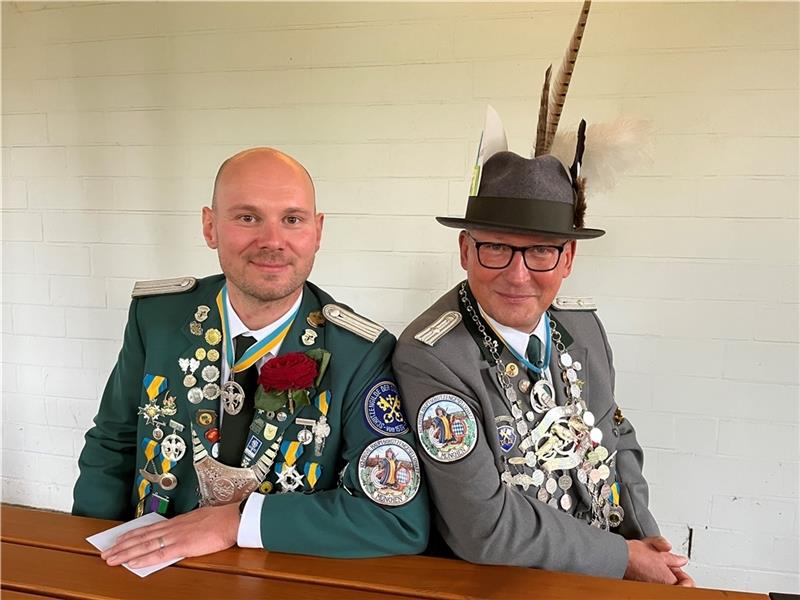 Vogelkönig Joost Bochynski und Papageienkönig Harald Suhr. Foto: Wisser