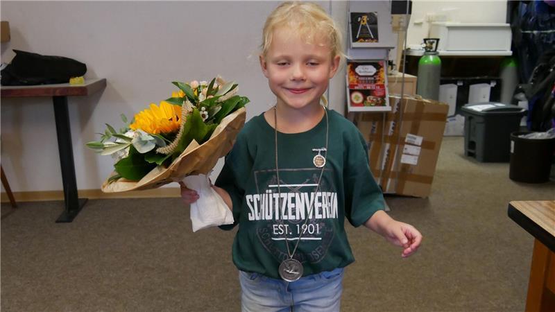 Vogelkönigin Lina Rath ist die jüngste Majetätin im Jubiläumsjahr bei Schützenverein Schüttdamm-Isensee und strahlte vor Freude