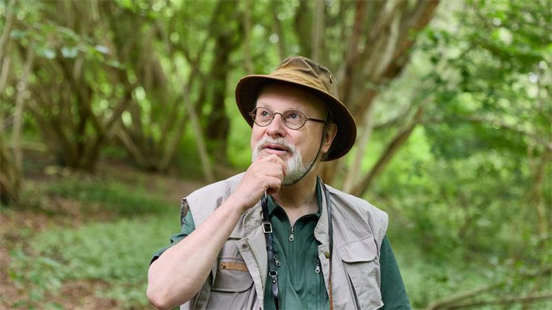 Vogelstimmenimitator Uwe Westphal beim Beobachten im Harburger Stadtpark.