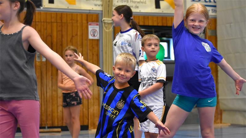 Der Zirkus ist in Fredenbeck: Ein Motto schweißt 67 Kinder zusammen Voilà! Der fünfjährige Felix Dankers und sein Team präsentieren Akrobatik.