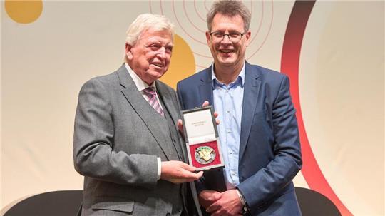 Volker Bouffier (l) rückt auf Wunsch des DOSB-Präsidiums um Thomas Weikert in den Vorstand der Dachorganisation des deutschen Sports.