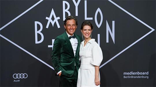Volker Bruch und Liv Lisa Fries spielen die „Babylon Berlin“-Hauptrollen. (Archivbild von 2022)