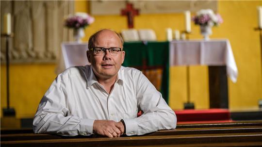 Volker Dieterich-Domröse in der Markuskirche in Stade-Hahle. Das Predigen wird er vermissen.