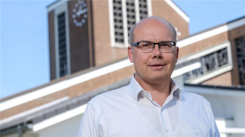 Volker Dieterich-Domröse vor der Markuskirche in Stade-Hahle.