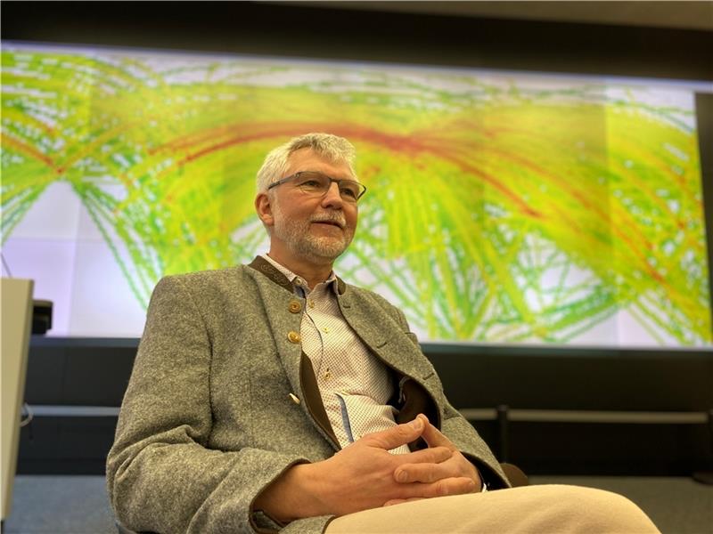 Klimafreundliches Fliegen: Apenser Professor erhält Auszeichnung in den USA Volker Gollnick vor einer Karte: Sein Institut für Lufttransportsysteme an der TU Hamburg gehört weltweit zu den führenden auf dem Gebiet der Klimawirkungsforschung. Foto: Scholz