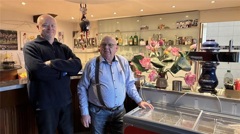 Volker Hansen (links) vom Verein der Freunde Tribüne Camper Höhe hofft, dass Norbert Meusel das Casino weiter betreiben kann.