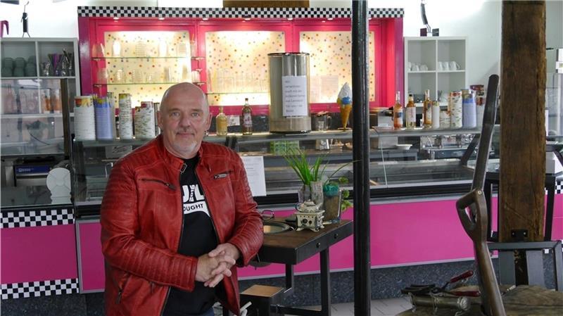 Volker Helms bietet in seiner Eisschmiede in Burweg 72 Sorten Eis an (Archivbild).