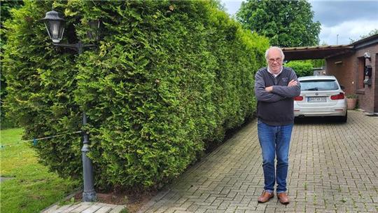 Volker Hoheisel steht auf der Grenze seines neu gekauften Grundstücks. Der Bereich links von ihm hätte eigentlich nie bebaut werden dürfen, denn der Bereich gehört der Stadt Nordenham. 