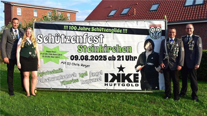 Volker Junge, Claudia Börger, Christian Meyer und Dennis Ropers stehen vor einem Banner, auf dem Schützenfest Steinkirchen angekündigt wird.