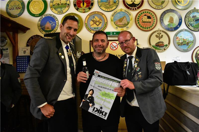 Ikke Hüftgolds „Abriss“ in Steinkirchen: Ein Auftritt mit Botschaften Volker Junge (links) und Peter Heinrich von der Schützengilde bedanken sich beim Malle-Star vor seinem Abschied aus Steinkirchen.