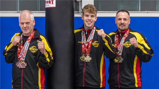 Volker Schubert, Tjalf Uhlmann und Jens Uhlmann (von links) haben von der Kickbox-WM in Kanada eine große Medaillensammlung mitgebracht.