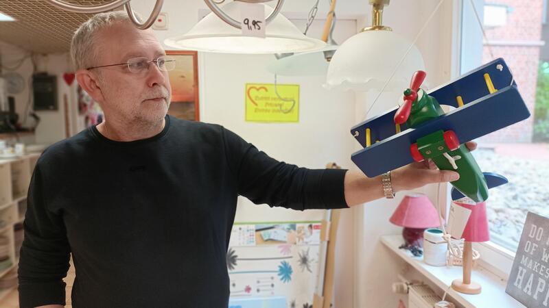 Volker Schulz: „Diese Flugzeuglampe haben wir seit dem Anfang, jetzt zieht sie mit um.“