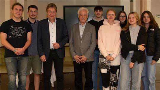 Volker Stanzel (Vierter von links mit Schulleiter Holger Wartner, Dritter von links) besuchte die Elbmarschenschule in Drochtersen, um mit Oberstufenschülern über Diplomatie und Demokratie zu sprechen.