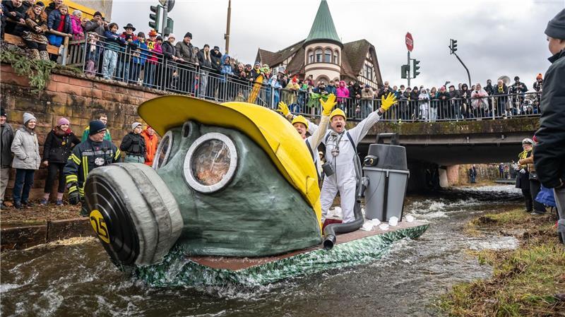 Volker Weißer und Oliver Schumacher fahren unter dem Motto „Dicke Luft in Schramberg Tal“ während der Da-Bach-na-Fahrt auf der Schiltach.