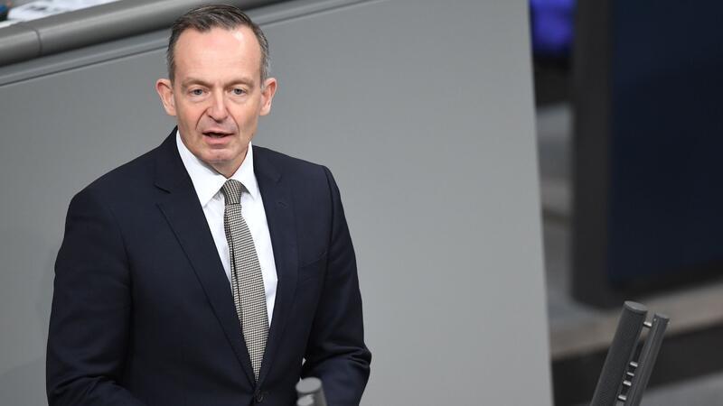 Wissing will Regulierung für KI mit USA abstimmen Volker Wissing (FDP), Bundesminister für Verkehr und Digitales, spricht im Plenum des Deutschen Bundestages.