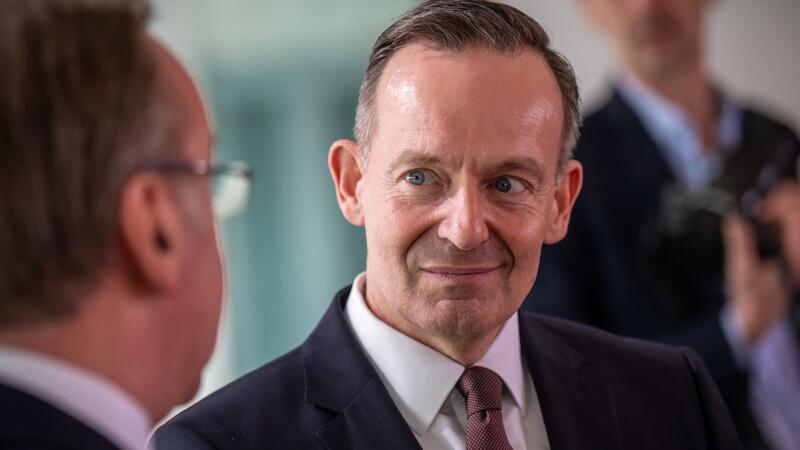 Greenpeace: Warnung vor Fahrverboten ist „Armutszeugnis“ Volker Wissing (M, FDP), Bundesminister für Verkehr und Digitales, versuche „mögliche Konsequenzen des eigenen Versagens in politischen Druck umzumünzen“, sagt Greenpeace-Mobilitätsexpertin Clara Thompson.