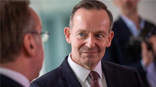 Volker Wissing (M, FDP), Bundesminister für Verkehr und Digitales, versuche „mögliche Konsequenzen des eigenen Versagens in politischen Druck umzumünzen“, sagt Greenpeace-Mobilitätsexpertin Clara Thompson.