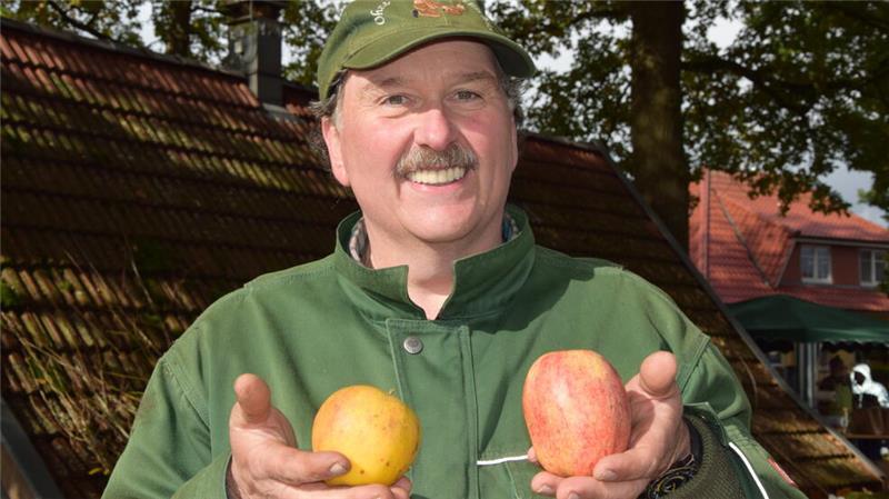 Ahlerstedter Apfeltag: Experte identifiziert unbekannte Früchte Volkhard Treisch, Vorsitzender des Dorferneuerungsvereins Ahlerstedt, ist Cheforganisator des Apfeltages.