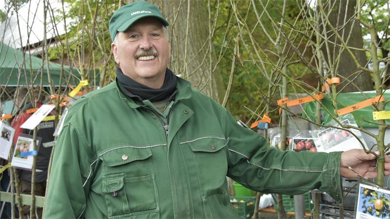 Nicht nur zum Reinbeißen: In Ahlerstedt dreht sich alles um Äpfel Volkhard Treisch berät Kunden beim Kauf von Apfelbäumen.