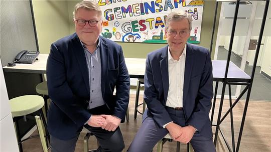Volksbank-Vorstände Ulrich Sievert (links) und Henning Porth in der Gemeinschaftsküche der Stader Zentrale: 2023 war ein "ordentliches Jahr".
