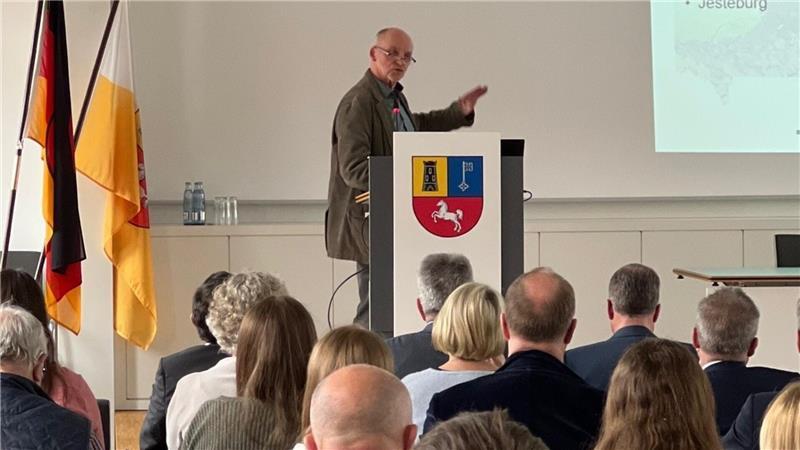 Volksbund-Bildungsreferent Karl-Friedrich Boese spricht über Projekte mit Schulen.