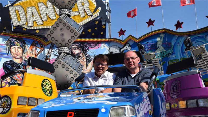 Volksfest-Organisatoren im beliebten Fahrgeschäft Dancer: Martin Ruehs (links) und Ralf Meyer vom Heimatverein Neukloster.