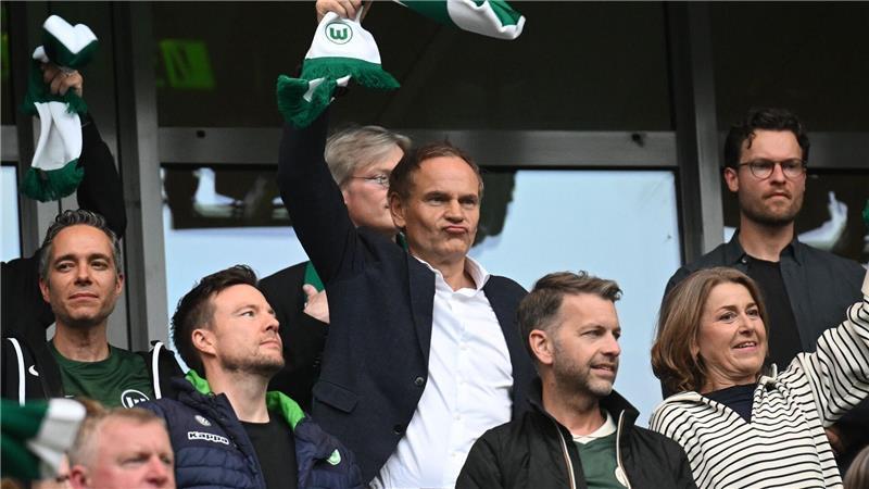 Nur 0:0 gegen Paderborn: Wolfsburg muss weiter zittern Volkswagen-Chef Oliver Blume beim ersten Relegationsspiel des VfL Wolfsburg.