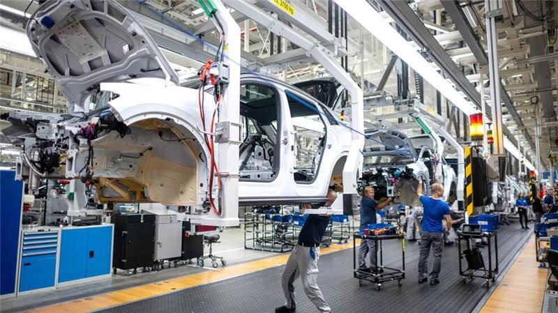 VW-Konzern kappt Prognose erneut - Schwache Pkw-Nachfrage Volkswagen erwartet geringere Verkaufszahlen für seine Fahrzeuge. (Archivbold)