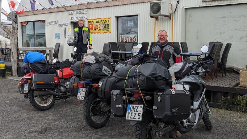 Voll beladen: Mit jedem Motorrad wurden zwei Koffer sowie mehrere Rucksäcke und Gepäckrollen transportiert.