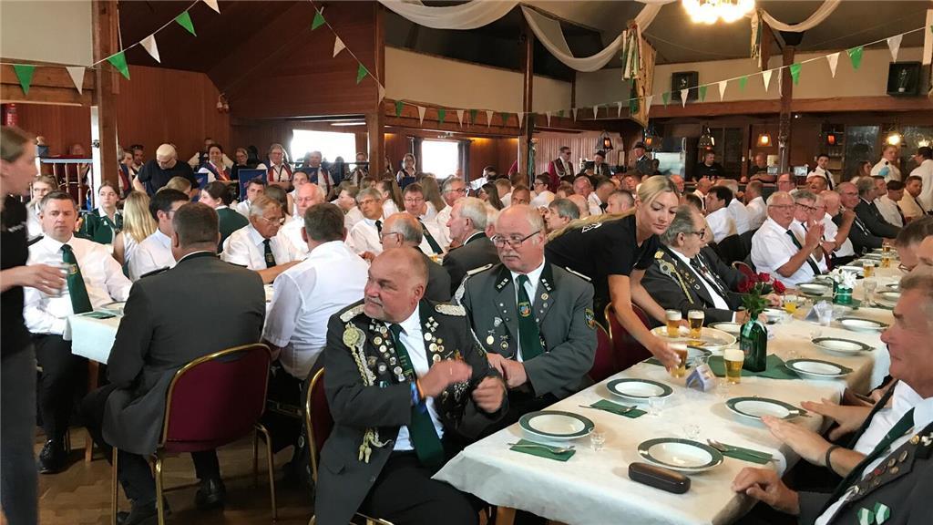 Voll besetzt ist zur Proklamation der Würdenträger der Saal der Gaststätte zur P...