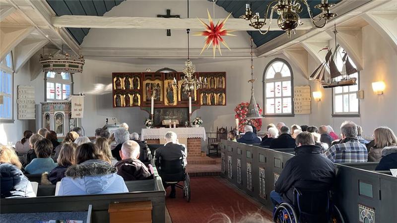 Samtgemeinde Lühe: Bürgermeister Timo Gerke tritt wieder an Voll besetzte Kirche beim Neujahrsempfang: Blick in die St.-Marien-Kirche in Twielenfleth mit dem gotischen Marienaltar.