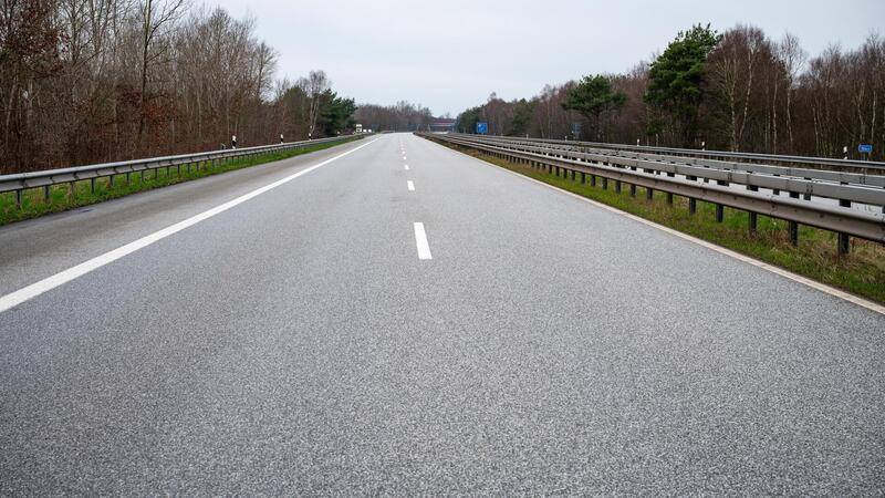 Voll gesperrt: Die A27 zwischen Uthlede und Hagen wurde etwa 1,5 Kilometer vor der Abfahrt Hagen unterspült.