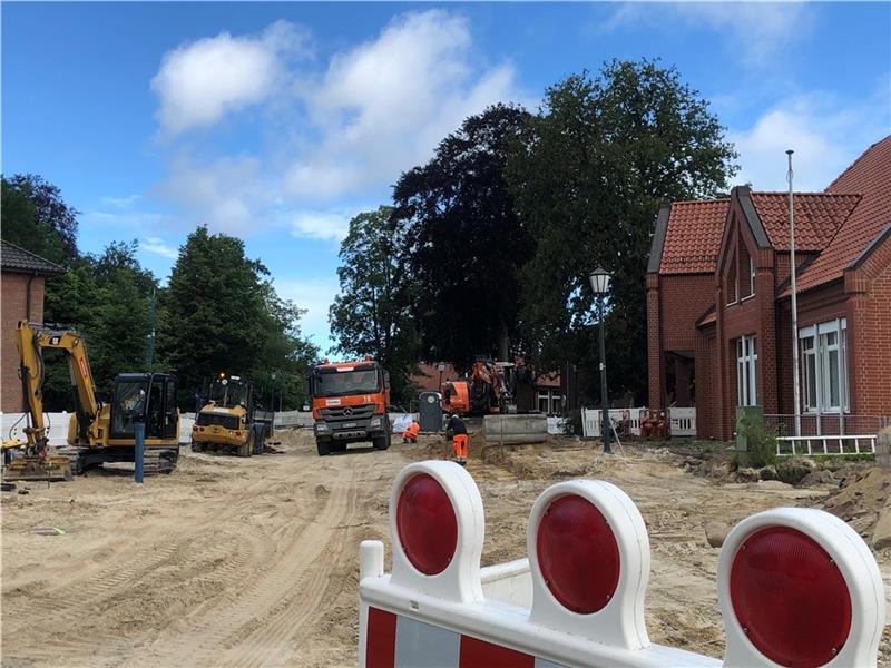 Voll im Zeitplan und guter Baugrund: Auf Oldendorfs langer Baustelle mitten im Dorf kommt die Baufirma gut voran. Foto: Klempow