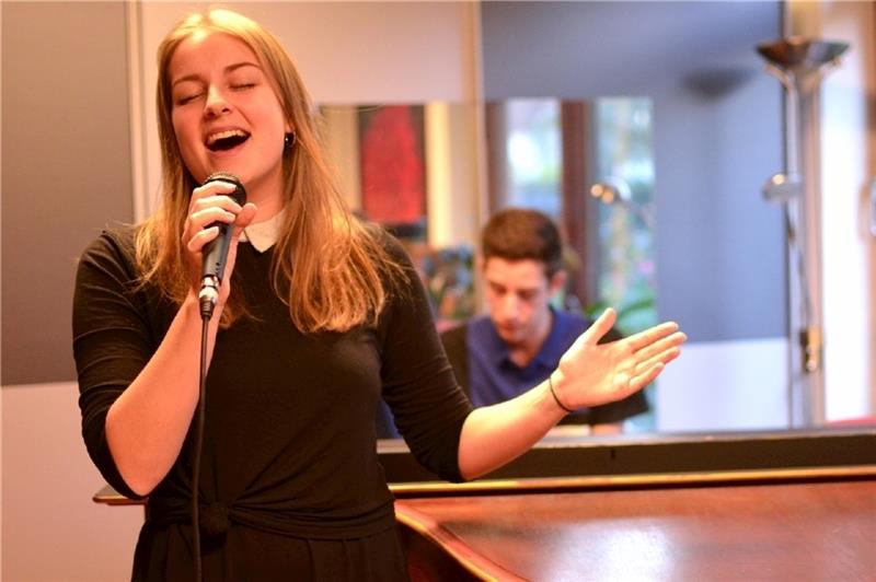 Voll in ihrem Element: Die Buxtehuder Sängerin Alisja Schustereit (24) probt für den Bundeswettbewerb „Jugend musiziert“ im Juni. Mit ihrem Klavierbegleiter Ilias Rafailidis (hinten im Bild) und einem poppig-rockigen Programm hatte sie die 