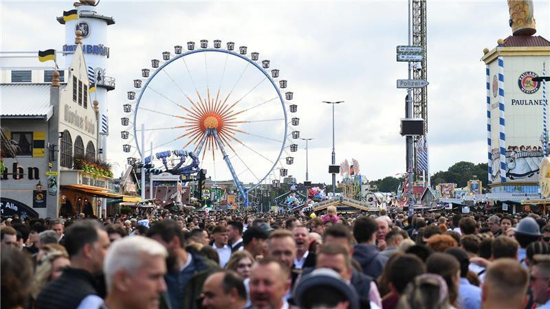 Voll ist es auf der Wiesn oft - zum Tischwechsel ging nun kurzzeitig nichts mehr.