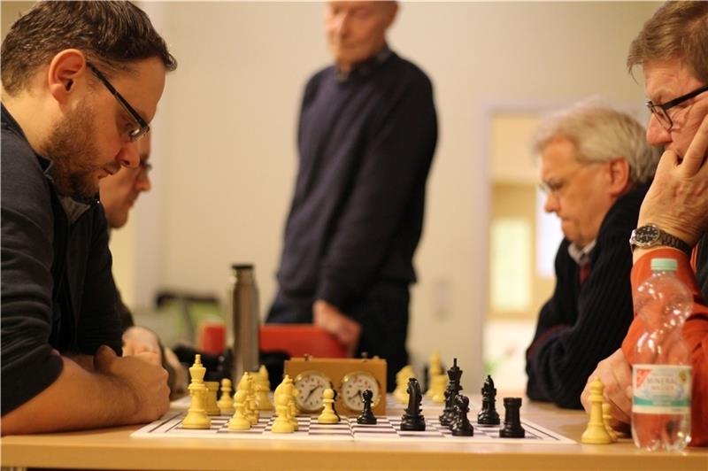 Voll konzentriert sind die Spieler der „ Schachfreunde Buxtehude “ bei den Partien ihres Turniers. Fotos: Frank