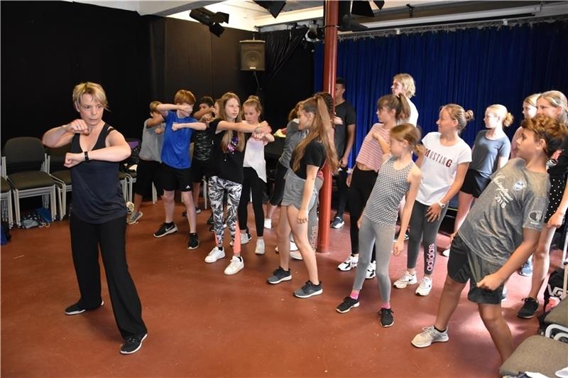 Voll konzentriert verfolgen die jungen Teilnehmer des Workshops die Anweisungen der Trainerin Birgit Steinhart. Fotos: Felsch