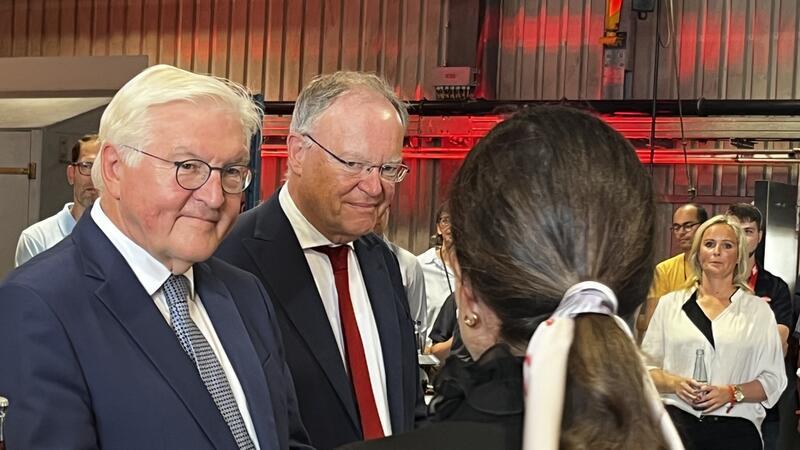 Bundespräsident lobt Stader Chemiepark und dessen Weg zur Klimaneutralität Volle Aufmerksamkeit: Bundespräsident Frank-Walter Steinmeier und Niedersachsens Ministerpräsident Stephan Weil im Gespräch mit Julia S. Schlenz, der Präsidentin von Dow Deutschland, Österreich und Schweiz.