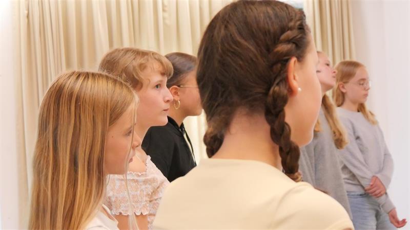Volle Aufmerksamkeit bei der Probe. Emme, Lara, Ziva und die anderen Sängerinnen folgen konzentriert den Ansagen ihrer Chorleiterin Sybille Groß.