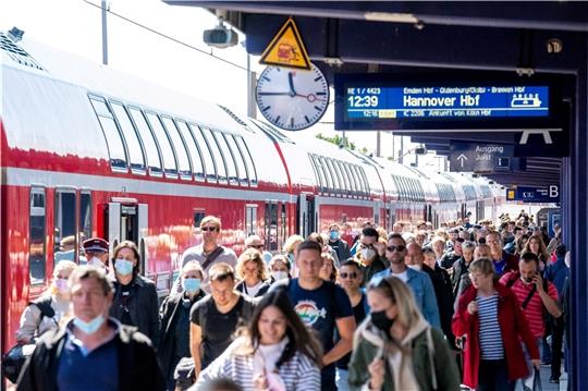 Volle Bahnsteige - das 9-Euro-Ticket macht es möglich. Foto: Sina Schuldt/dpa