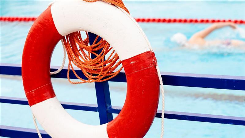 Freibadsaison startet: Personalmangel in Bädern hat Folgen Volle Becken und volle Liegewiesen – aber oft zu wenig Aufsicht: Vielen Bädern in Deutschland fehlen Rettungsschwimmer. (Symbolbild)