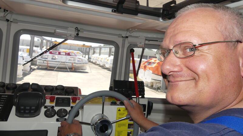Volle Fahrt voraus: Vorarbeiter Stefan Janzen am Steuer eines fertiggestellten Tenderbootes, das im August nach Frankreich geliefert wird.