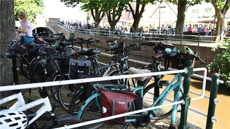 Volle Gassen sind im Sommer mitunter ein gewohntes Bild im bei Touristen beliebten Fischerort Greetsiel in Ostfriesland. (Archivbild)